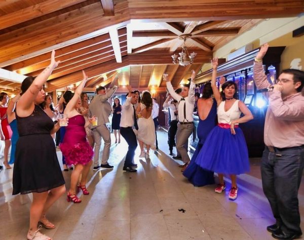 Cómo contratar al DJ perfecto para tu boda o evento: preguntas clave que debes hacer 4 2017 06 03 animando en etxegana foto by asier miraquefoto