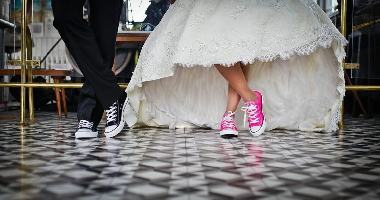 Pies de novios con zapatillas Converse