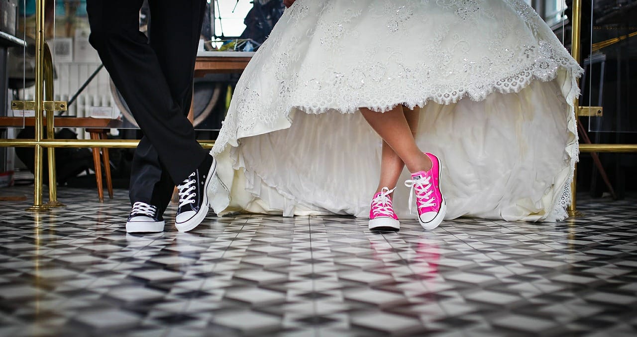 Pies de novios con zapatillas Converse