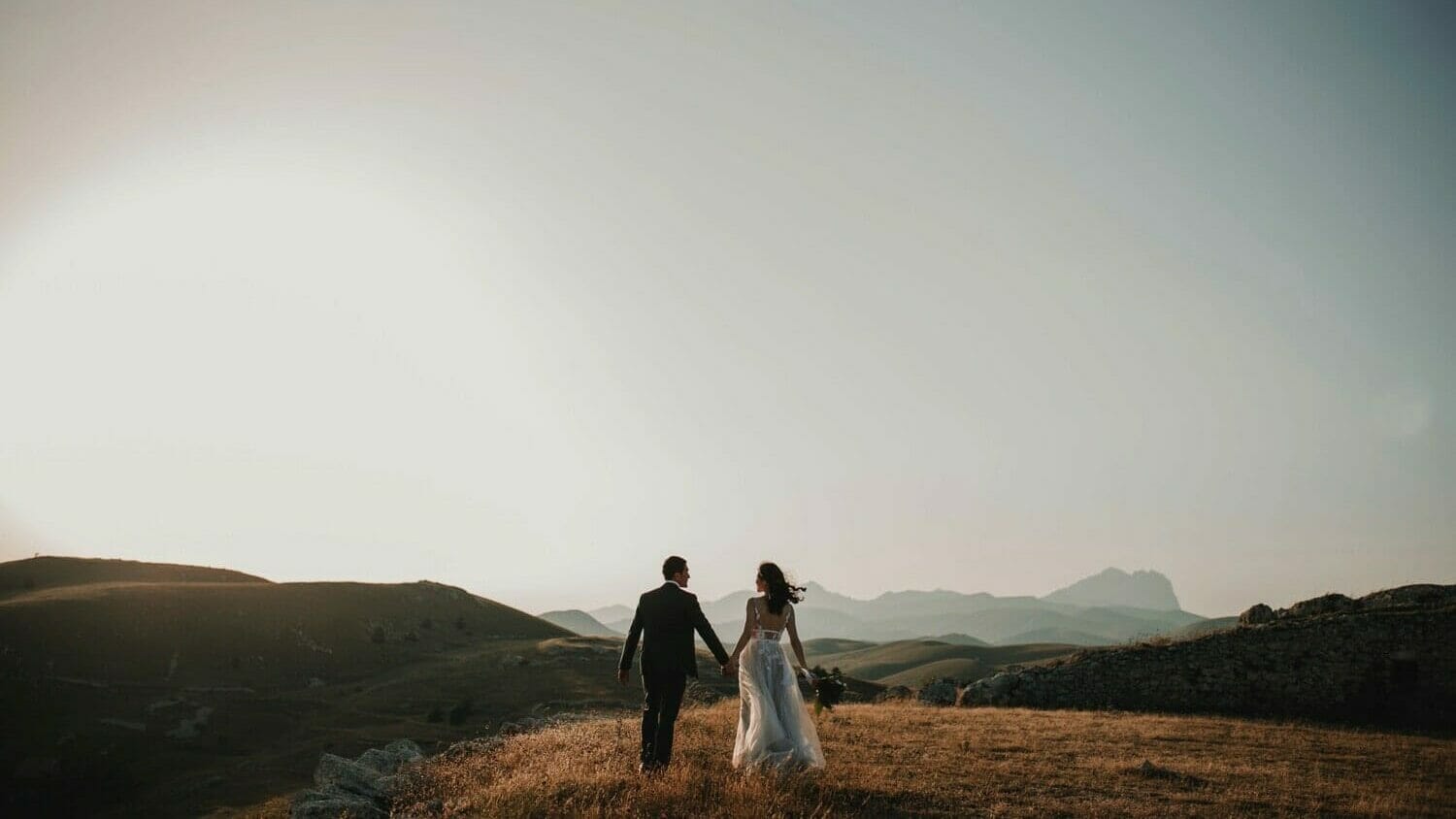Pareja de novios en el monte