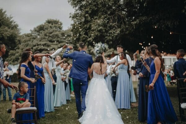 Salida de una ceremonia con pétalos
