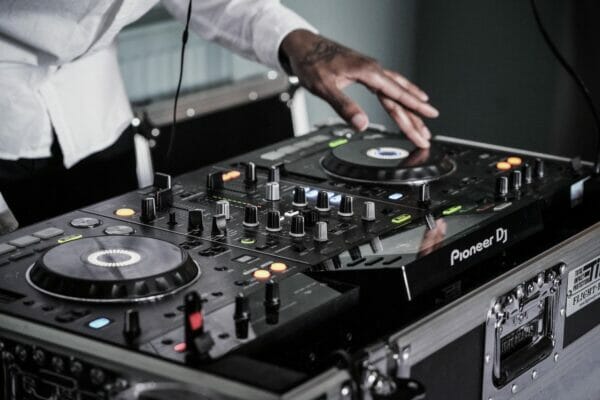 Cómo contratar al DJ perfecto para tu boda o evento: preguntas clave que debes hacer 3 dj tocando mesa