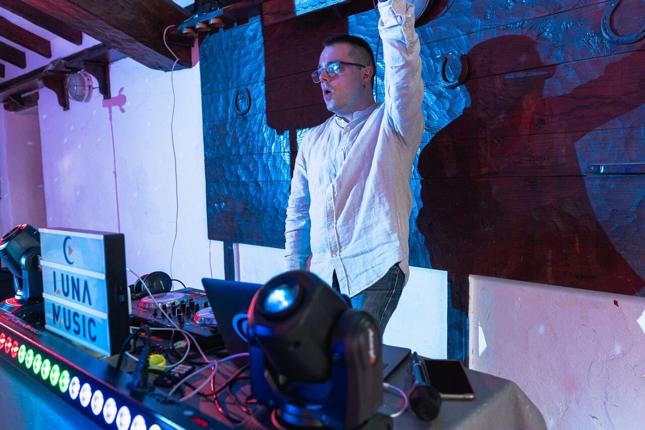 dj elias animando en cabina