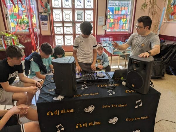 Taller Dj en el colegio Antonio Trueba de Portugalete 2 Practicando en el taller dj